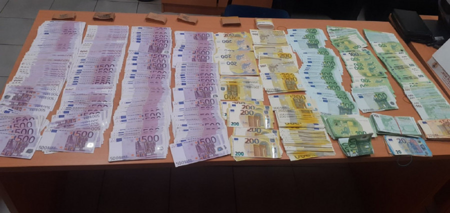 Državljanin Moldavije preko graničnog prelaza Vatin nelegalno pokušao da iznese više od 306.000 evra